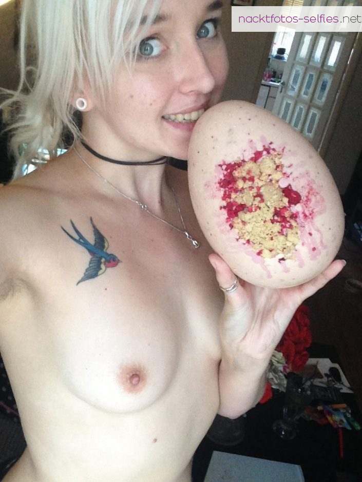 Nacktfoto Selfe Mit Einem Ei