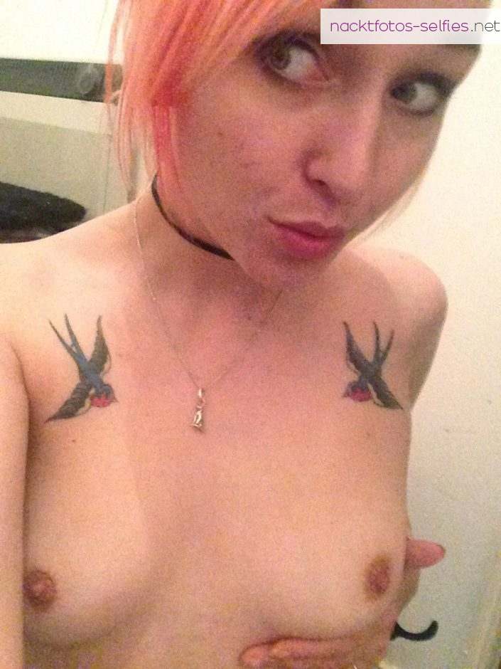 Nacktfoto Selfie Von Ihren Titten