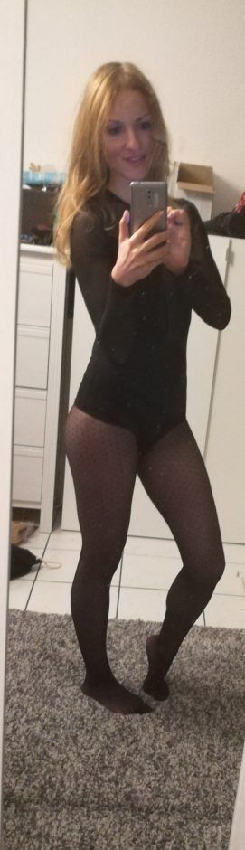 Selfie In Sexy Unterhose Freundin Zeigefreudig