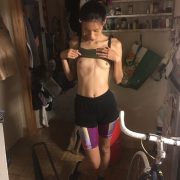 Sportliche Asiatin Zeigt Ihre Kleinen Titten